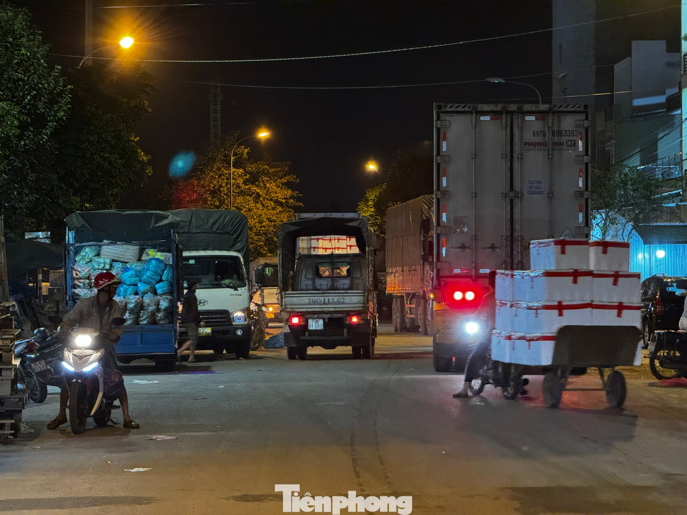 Ghi nhận của PV, 1h sáng ngày 28/1 (tức 29 tháng Chạp) không khí tại chợ đầu mối nông sản TP. Quảng Ngãi (tỉnh Quảng Ngãi) vô cùng nhộn nhịp. Càng về khuya lượng phương tiện chở hàng hóa, như trái cây, hoa, rau củ… đổ về càng đông. Ảnh: Nguyễn Ngọc