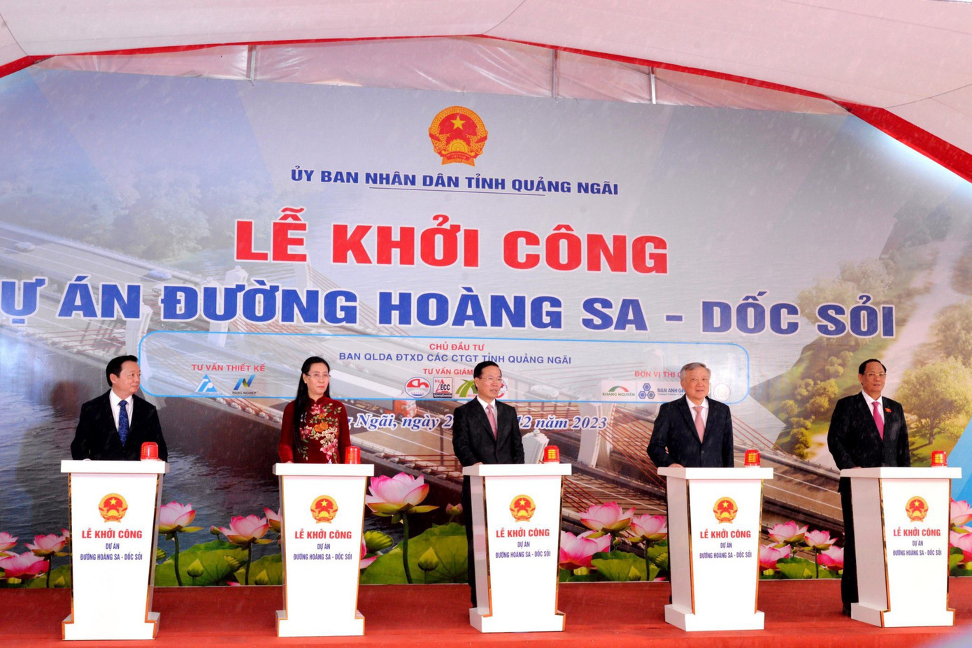 Chủ tịch nước Võ Văn Thưởng và các đại biểu phát lệnh khởi công dự án đường Hoàng Sa-Dốc Sỏi. Chủ tịch nước Võ Văn Thưởng và các đại biểu phát lệnh khởi công dự án đường Hoàng Sa-Dốc Sỏi.