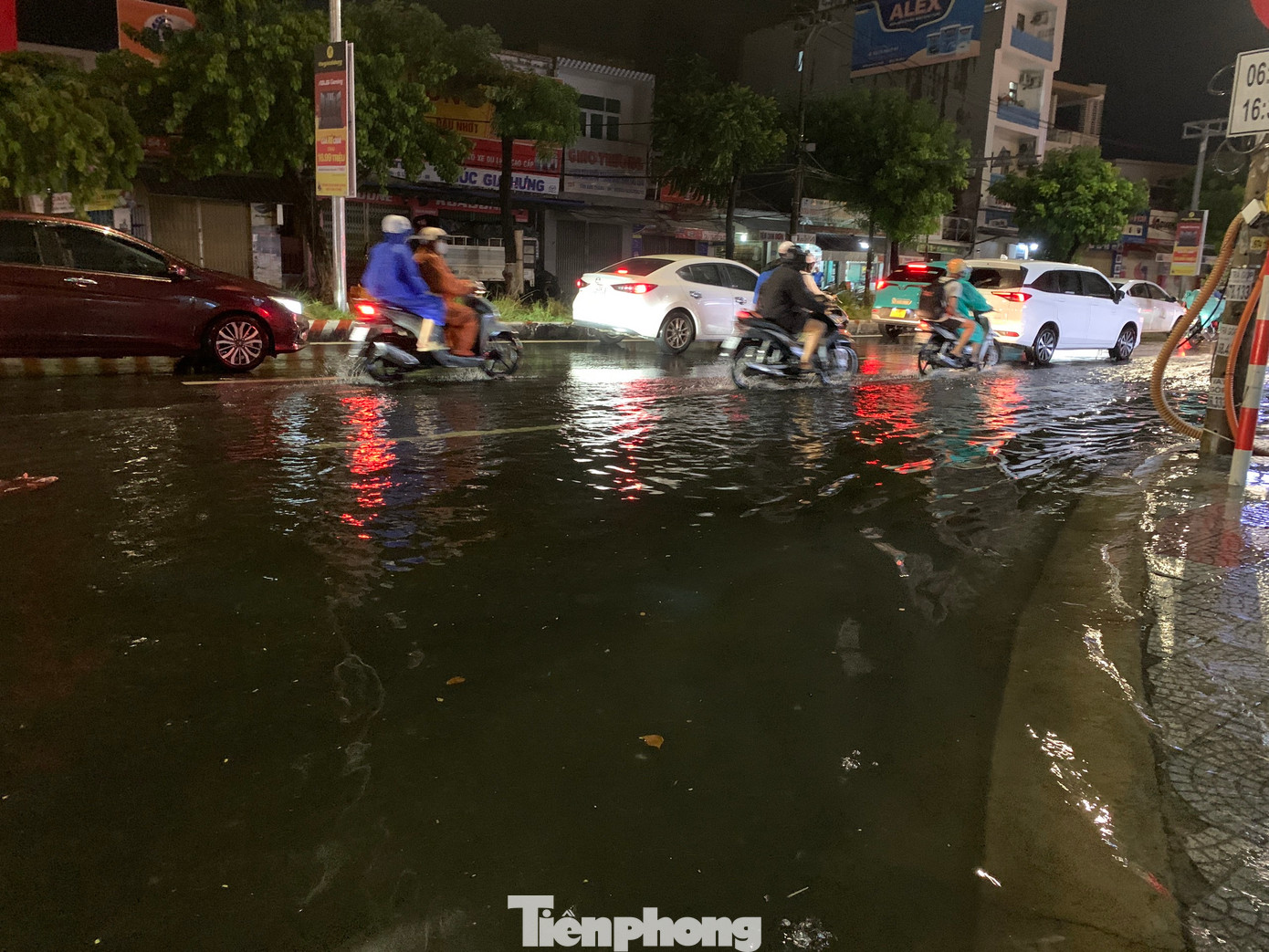 Nhiều phương tiện tranh nhau chạy sát vào con lươn giữa đường để vượt qua các đoạn ngập sâu.