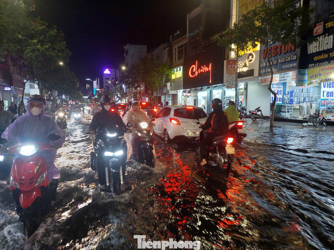 Nhiều phương tiện tranh nhau chạy sát vào con lươn giữa đường để vượt qua các đoạn ngập sâu.