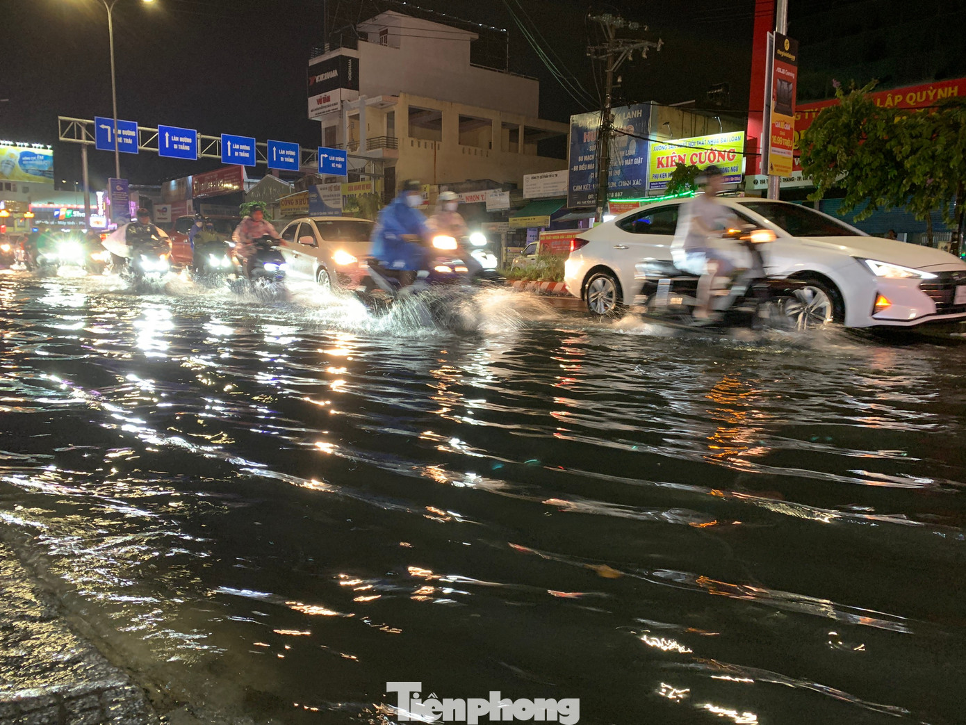 Nước ngập sâu khiến việc đi lại của người dân gặp rất nhiều khó khăn.