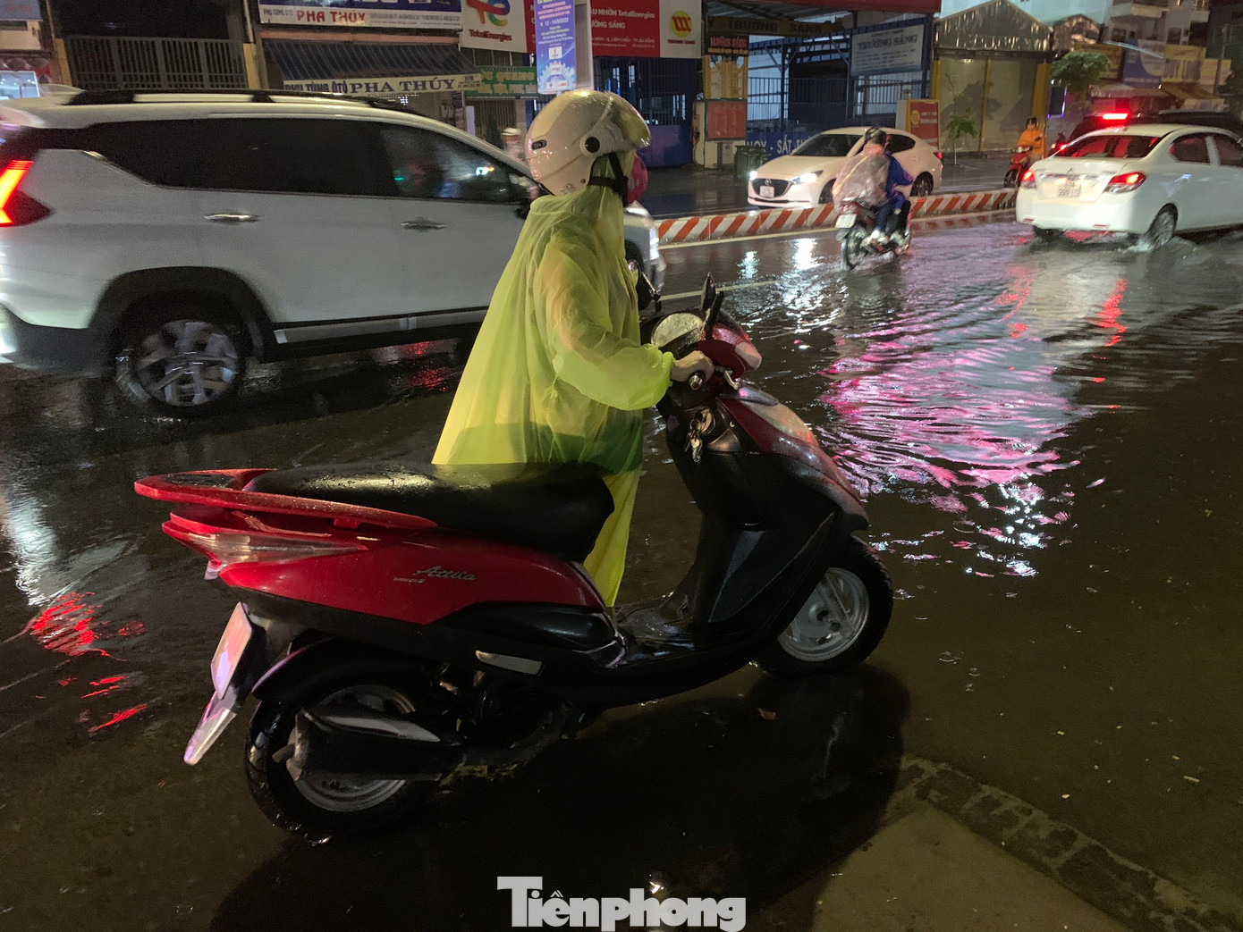 Nhiều phương tiện bị chết máy.