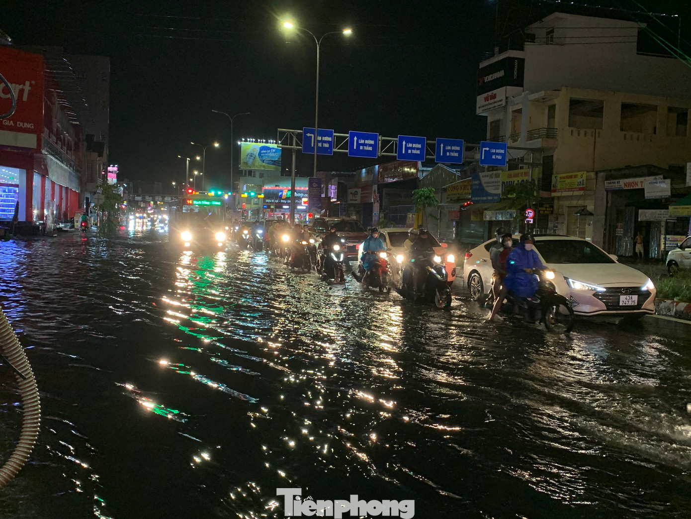 Nhiều phương tiện tranh nhau chạy sát vào con lươn giữa đường để vượt qua các đoạn ngập sâu.