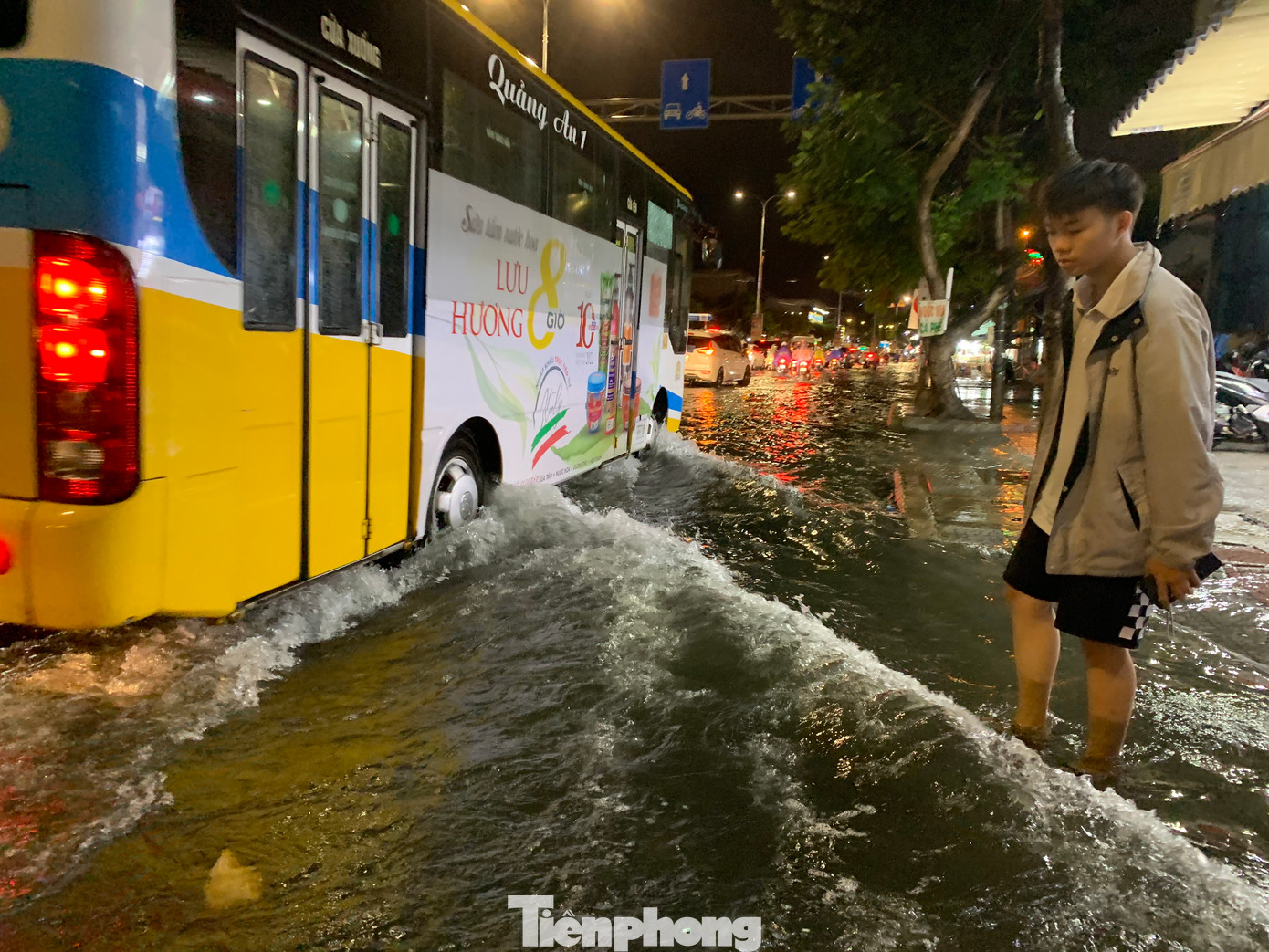 Nước ngập sâu khiến việc đi lại của người dân gặp rất nhiều khó khăn.