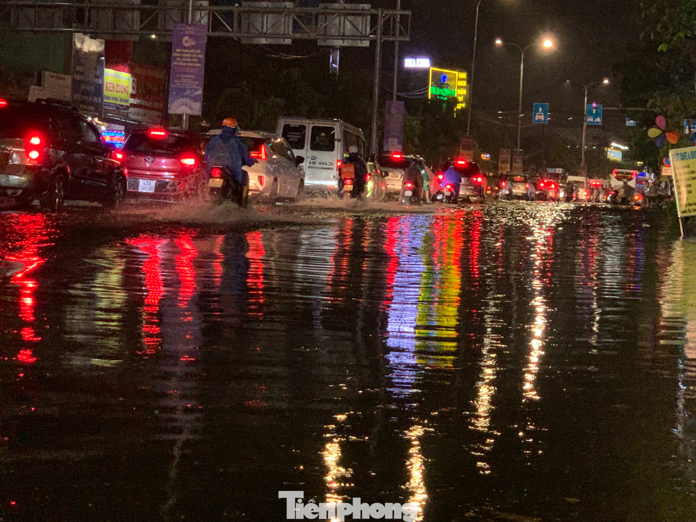 Nhiều phương tiện tranh nhau chạy sát vào con lươn giữa đường để vượt qua các đoạn ngập sâu.