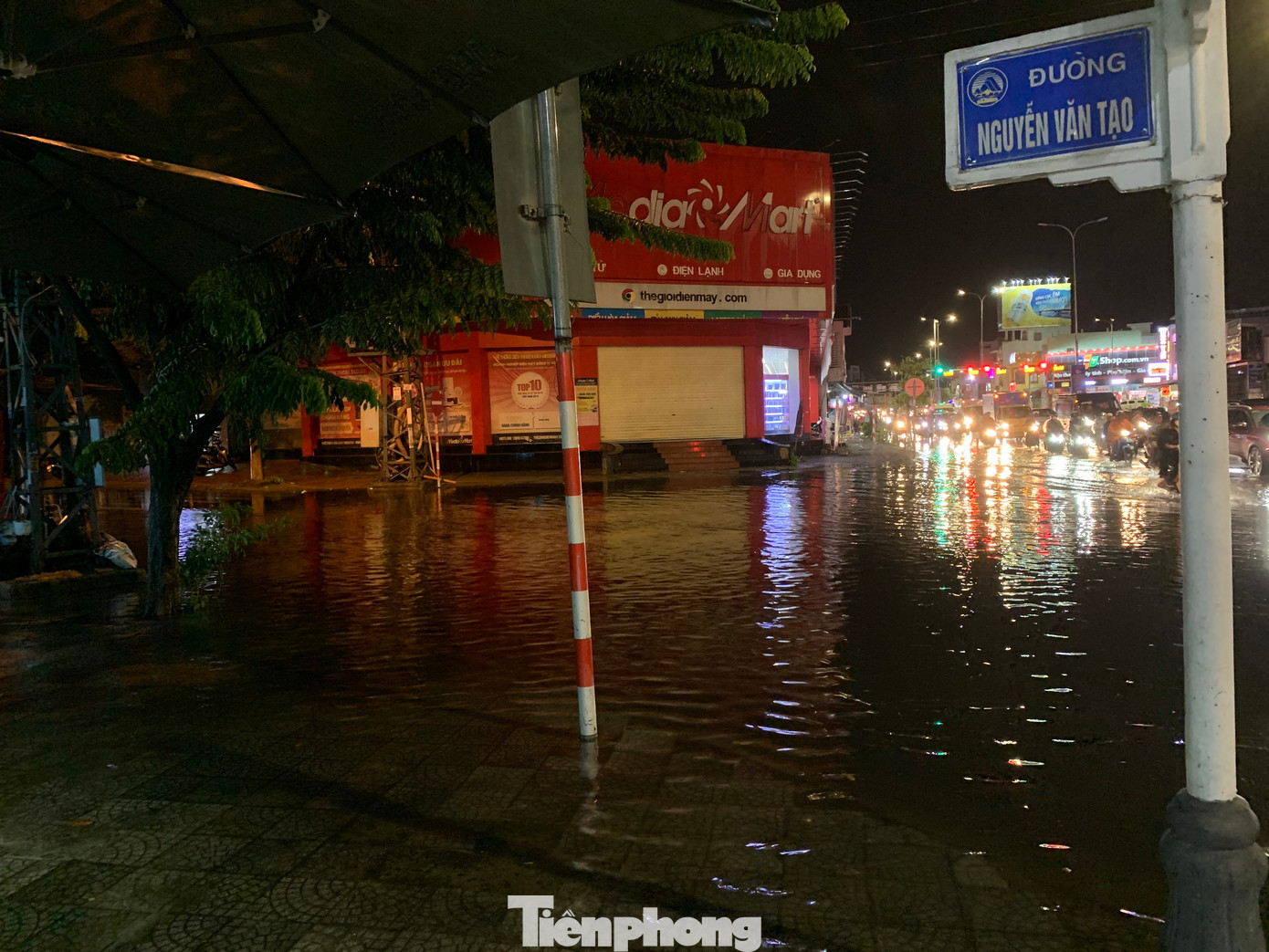 Tại tuyến đường Nguyễn Văn Tạo nước ngập đến nửa bánh xe.