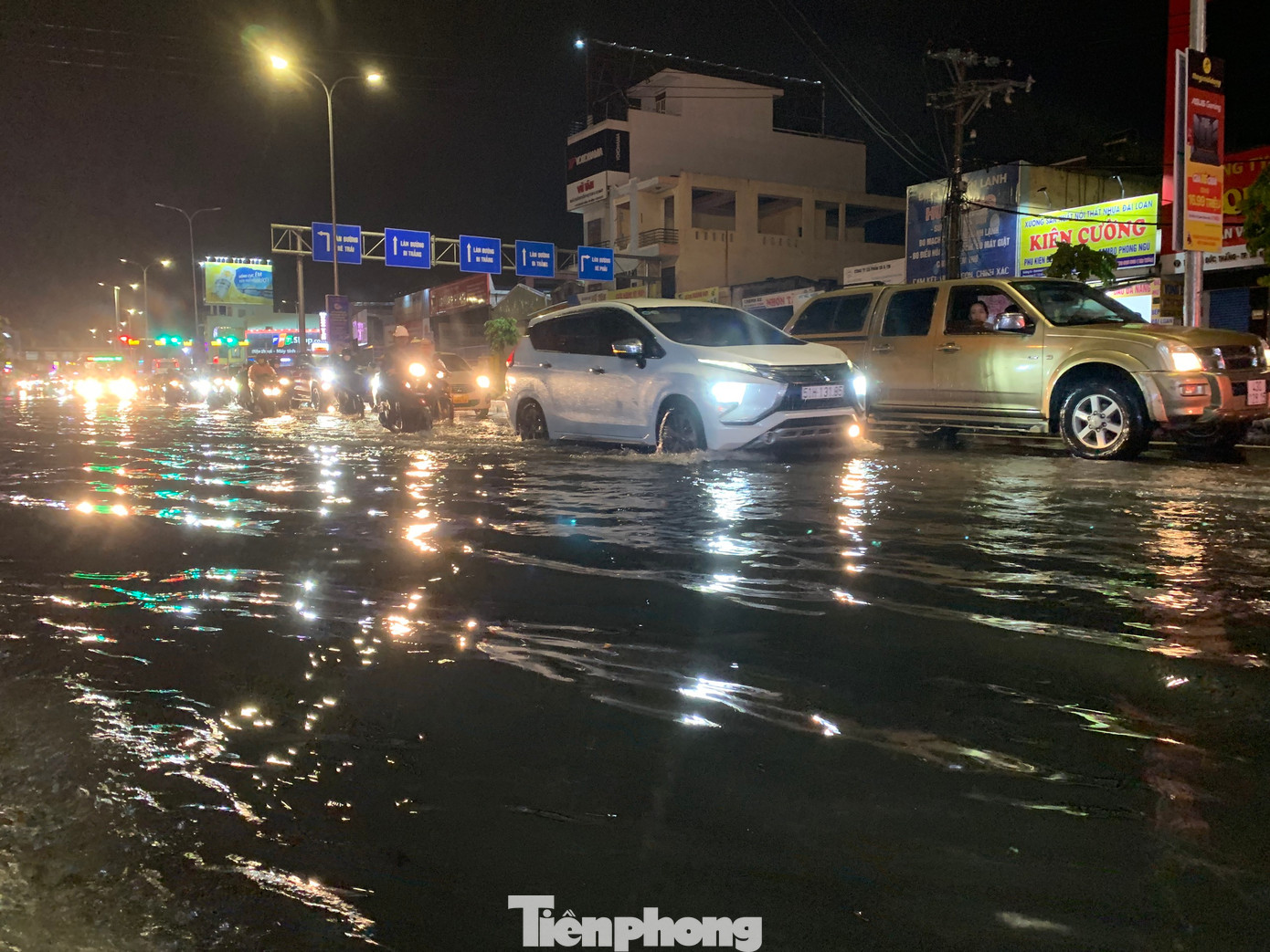 Nước ngập sâu khiến việc đi lại của người dân gặp rất nhiều khó khăn.