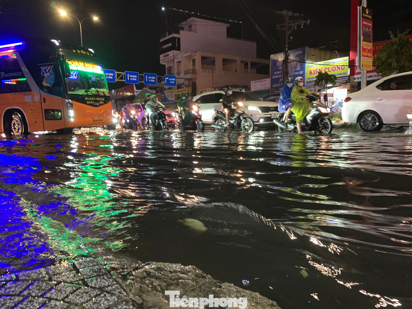 Nước ngập sâu khiến việc đi lại của người dân gặp rất nhiều khó khăn.