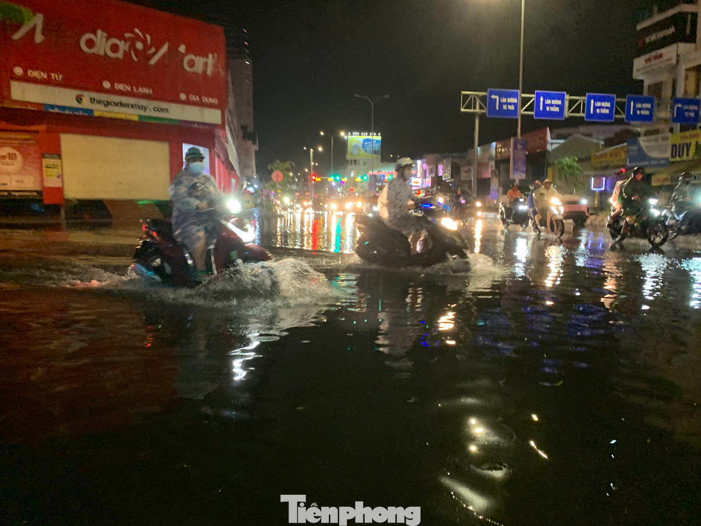 Tại tuyến đường Nguyễn Văn Tạo nước ngập đến nửa bánh xe.