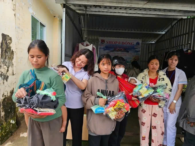 Các bà mẹ đến gian hàng nhận quần áo, bỉm, tã, sữa cho trẻ sơ sinh. Các bà mẹ đến gian hàng nhận quần áo, bỉm, tã, sữa cho trẻ sơ sinh.