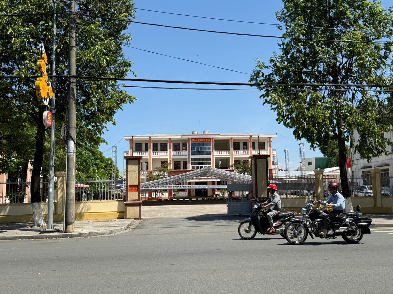 Nhà khách T50 là điểm tổ chức lễ viếng, lễ truy điệu nguyên Chủ tịch nước Trần Đức Lương tại tỉnh Quảng Ngãi.