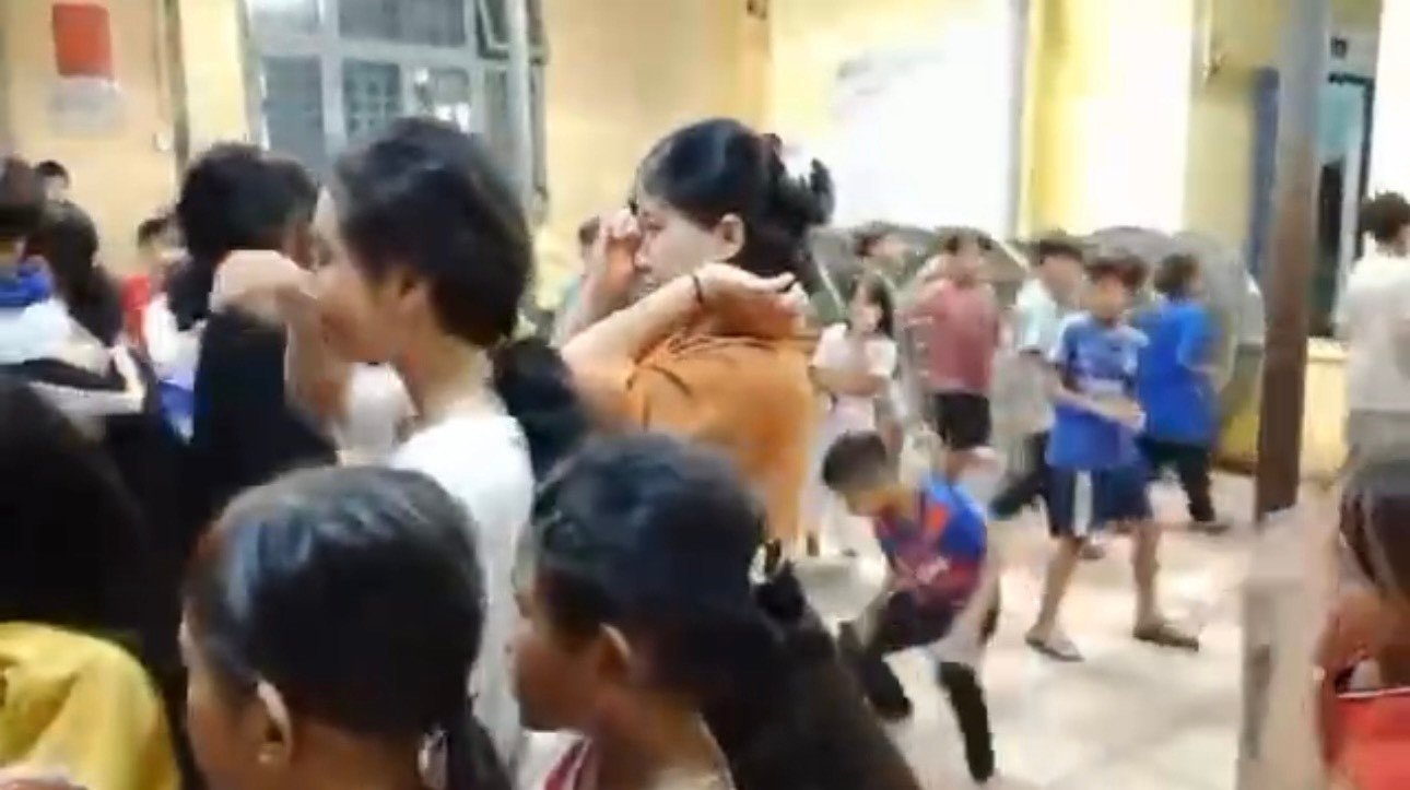 Học trò òa khóc, chẳng muốn chia tay người thầy kính mến. Ảnh cắt từ clip. Học trò òa khóc, chẳng muốn chia tay người thầy kính mến. Ảnh cắt từ clip.