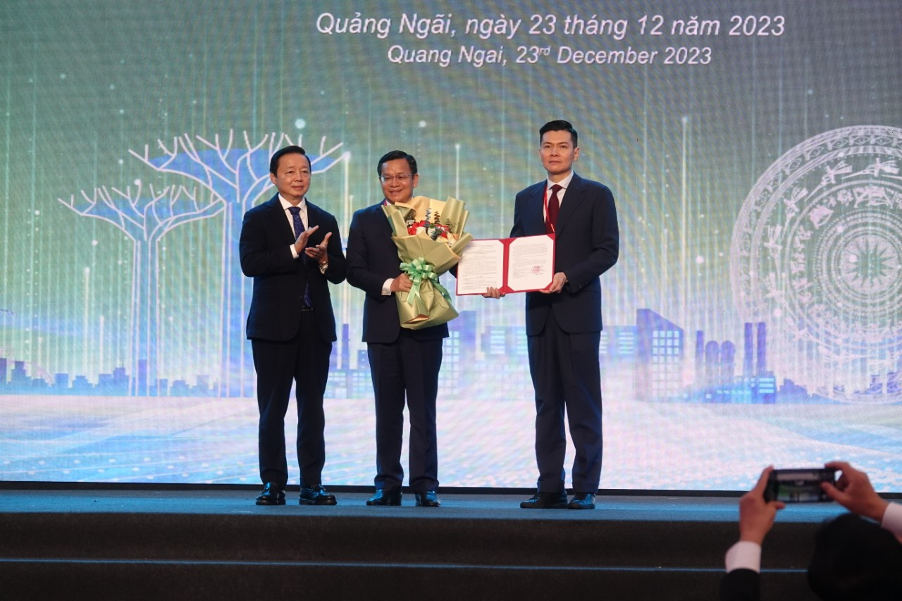 Phó Thủ tướng Chính phủ Trần Hồng Hà đã trao Quyết định của Thủ tướng Chính phủ về chủ trương đầu tư dự án Khu Công nghiệp VSIP II Quảng Ngãi (giai đoạn 1).