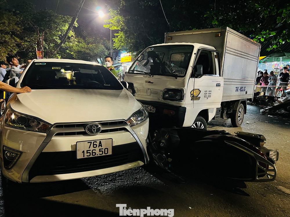 Ô tô tải chỉ dừng lại khi tông vào một ô tô con đang đậu bên lề đường.