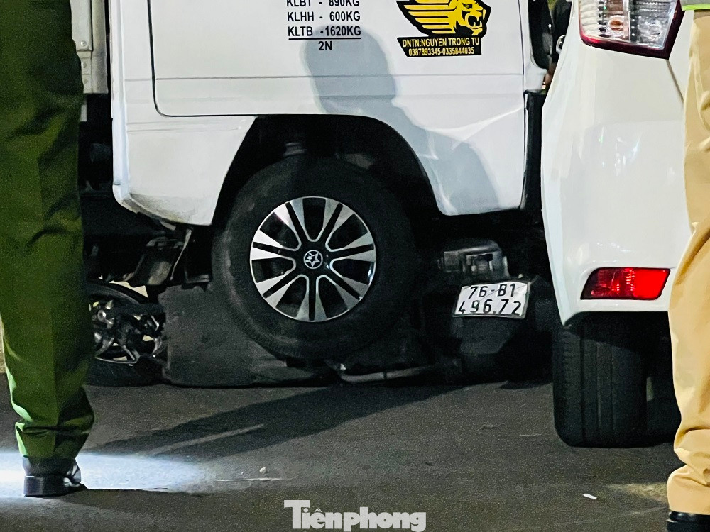 Ô tô tải chỉ dừng lại khi tông vào một ô tô con đang đậu bên lề đường.