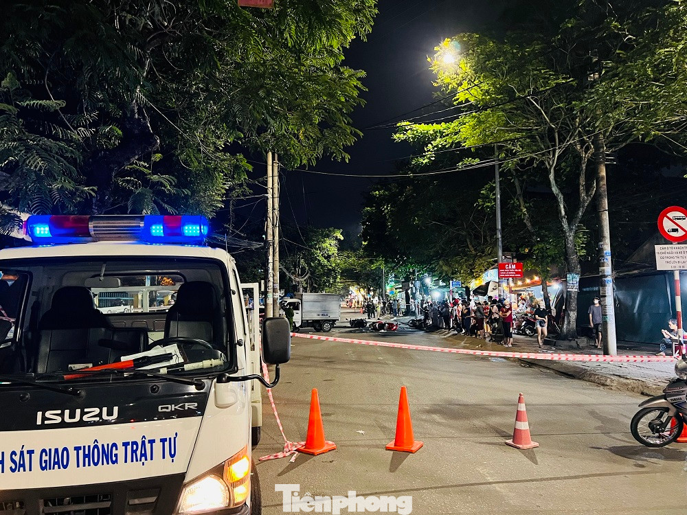 Ngay sau khi xảy ra vụ việc, lực lượng CSGT Công an tỉnh Quảng Ngãi nhanh chóng có mặt phong tỏa hiện trường.