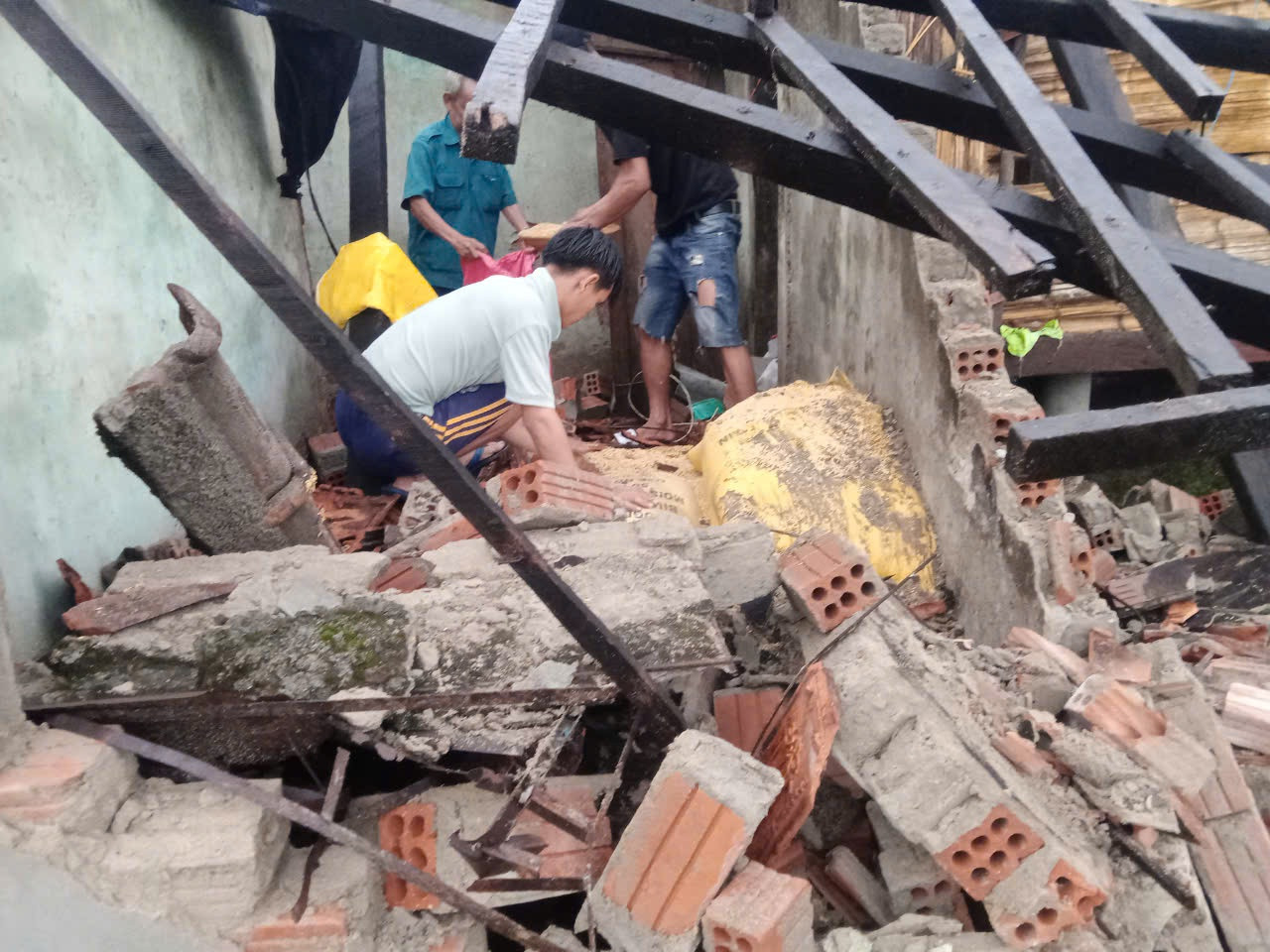 Căn nhà bà Đinh Thị Đòa bị đổ sập hoàn toàn sau mưa lớn.