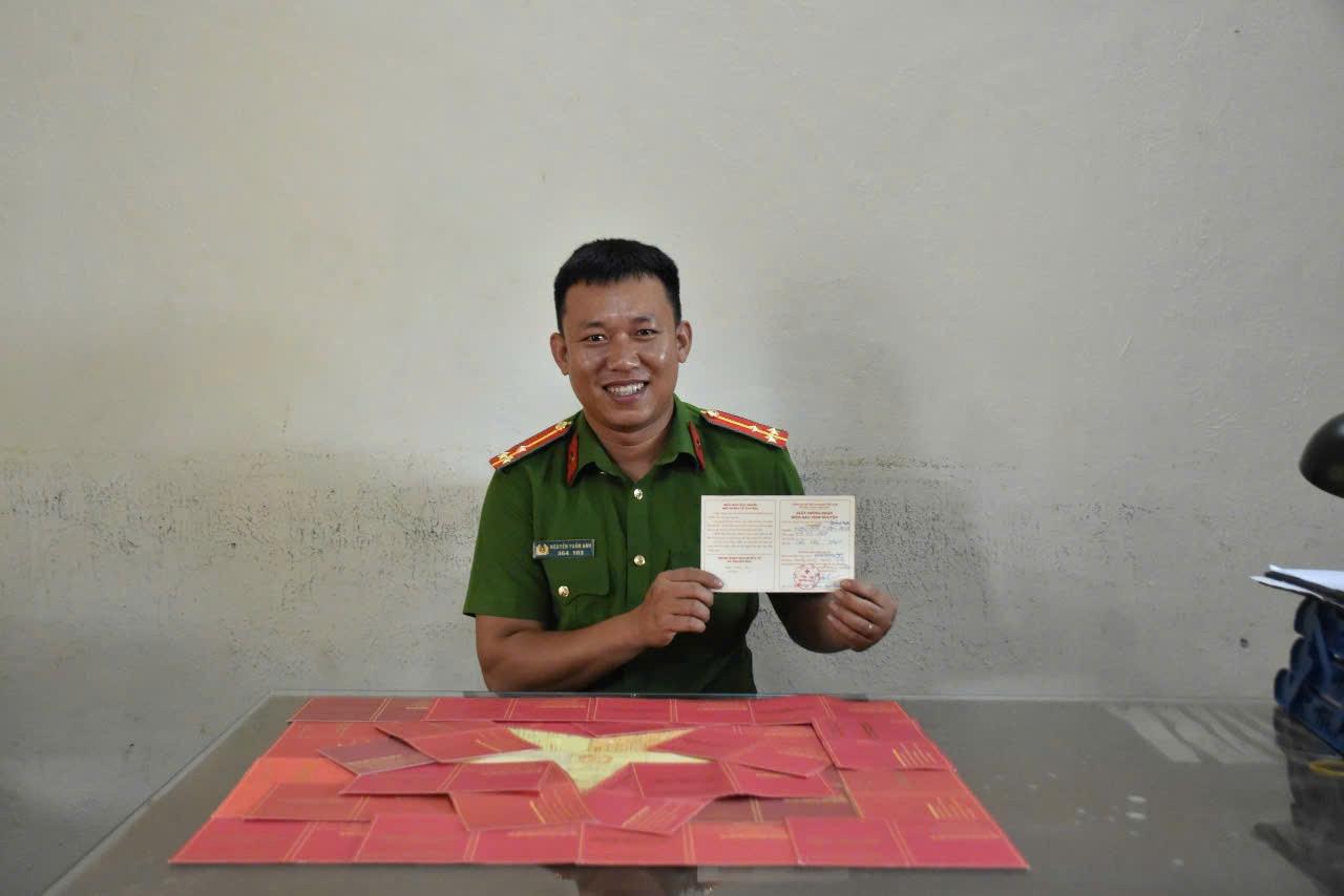 Lá cờ được xếp từ hàng chục giấy chứng nhận hiến máu tình nguyện của Thượng úy Nguyễn Tuấn Anh. Ảnh: NVCC Lá cờ được xếp từ hàng chục giấy chứng nhận hiến máu tình nguyện của Thượng úy Nguyễn Tuấn Anh. Ảnh: NVCC