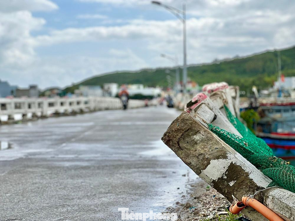 Cây cầu Thạnh Đức (phường Phổ Thạnh, thị xã Đức Phổ, tỉnh Quảng Ngãi) đã hơn 2 thập kỷ hiện đã xuống cấp nghiêm trọng. Tuy nhiên ngày ngày, hàng nghìn người dân và học sinh buộc phải đi qua… vì đây là cây cầu “độc đạo” nằm trên tuyến đường nối tổ dân phố Thạnh Đức 1 và Thạnh Đức 2 lên trung tâm thị xã Đức Phổ.