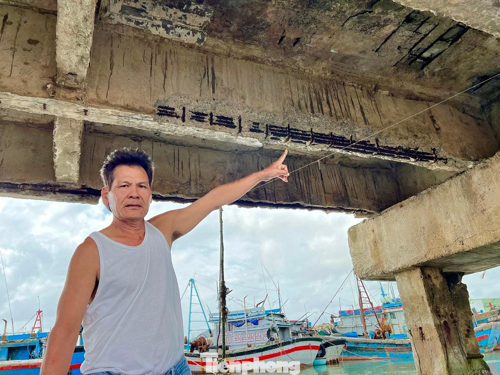 Ông Nguyễn Phước (trú tổ dân phố Thạnh Đức 2, phường Phổ Thạnh) cho biết, hằng ngày cây cầu này có hàng nghìn lượt người dân và phương tiện lưu thông qua lại, vận chuyển hàng hóa trong nỗi lo sợ cầu sập đổ bất cứ lúc nào. Tuy nhiên, buộc người dân chúng tôi phải đi qua vì không còn lựa chọn nào khác, đây là cây cầu huyết mạch nối tổ dân phố Thạnh Đức 1 và 2 lên trung tâm thị xã Đức Phổ.