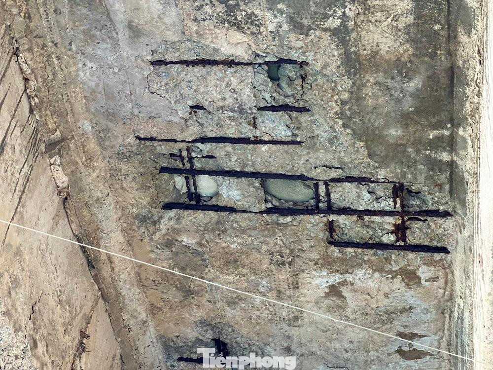 Anh Nguyễn Hữu Chí (trú tổ dân phố Thạnh Đức 2, phường Phổ Thạnh) cho hay, tôi nuôi thủy sản dưới chân cầu đã hơn 7 năm, năm nào cũng có người dân bị thương vì cây cầu này, mỗi lần có xe lớn đi qua cây cầu rung lên bần bật, bê tông vỡ ra rơi xuống trúng đầu của người dân liên tục, nhiều người nặng phải đi nhập viện, số ít bê tông rơi trúng chân phải đưa đến bệnh viện để may.