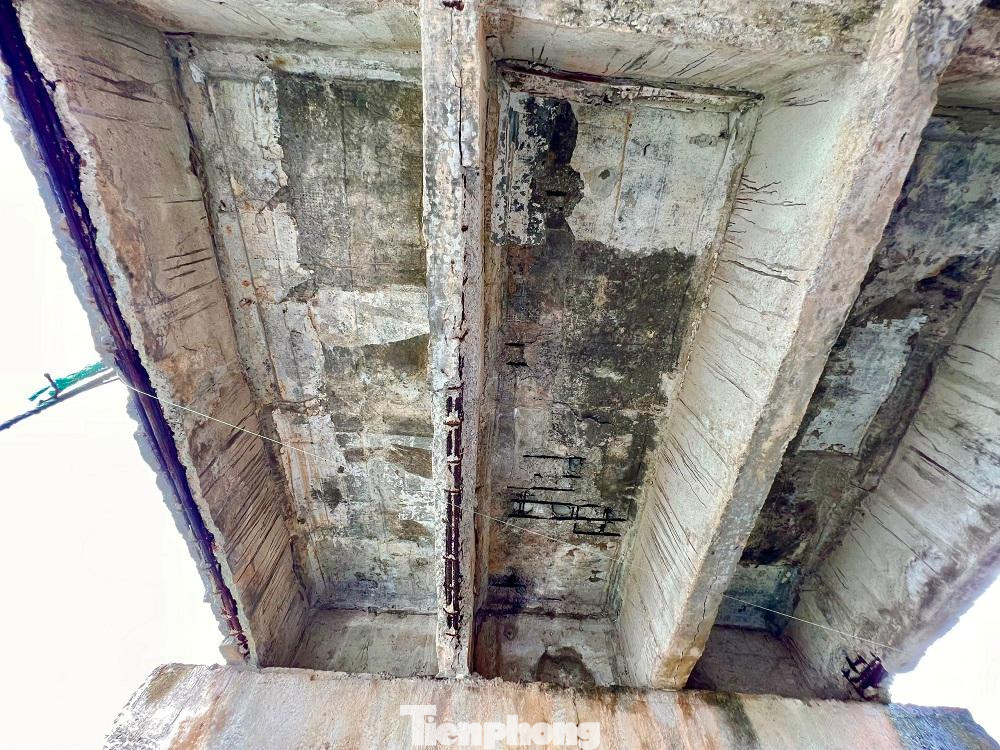 Trao đổi với PV, ông Giã Tấn Tàu, Phó Chủ tịch UBND phường Phổ Thạnh cho biết, cầu Thạnh Đức nối tổ dân phố Thạnh Đức 1 và 2 lên trung tâm thị xã Đức Phổ có vai trò rất quan trọng, góp phần thúc đẩy phát triển kinh tế của địa phương. Tuy nhiên qua hơn 20 năm đưa vào sử dụng và được tu sửa, hiện cây cầu đã có dấu hiệu xuống cấp nghiêm trọng, ảnh hưởng rất lớn đến việc đi lại và lưu thông hàng hóa của người dân.