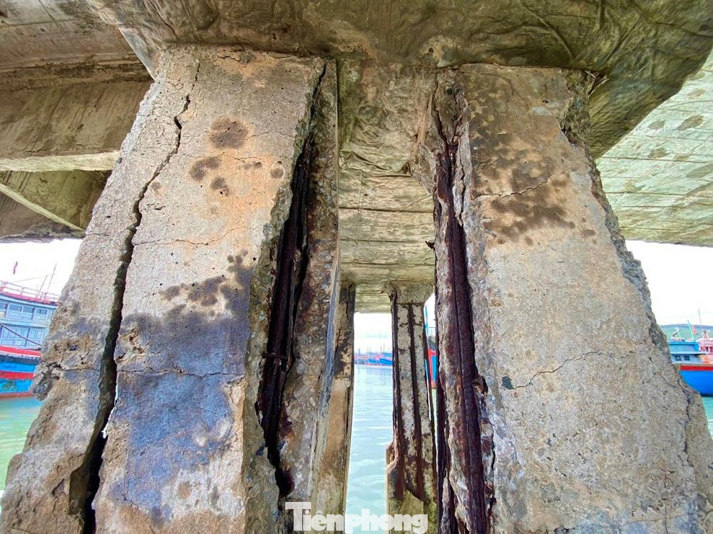 “Cứ mỗi lần đi qua, bà con đều cảm thấy bất an, nhiều nhịp cầu không còn lan can. Các trụ cầu không còn nguyên vẹn, lòi gỉ sắt ra ngoài rất nguy hiểm. Sợ nhất là mùa mưa bão, rất đông tàu thuyền của ngư dân địa phương về neo đậu và giằng neo dưới chân cầu khiến thân cầu bị va đập đung đưa như đánh võng”, ông Phước nói thêm.