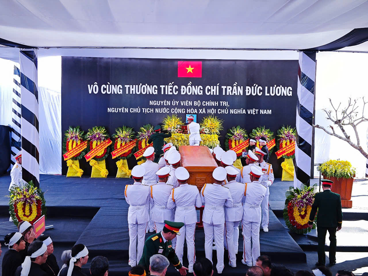 Toàn cảnh lễ an táng nguyên Chủ tịch nước Trần Đức Lương.