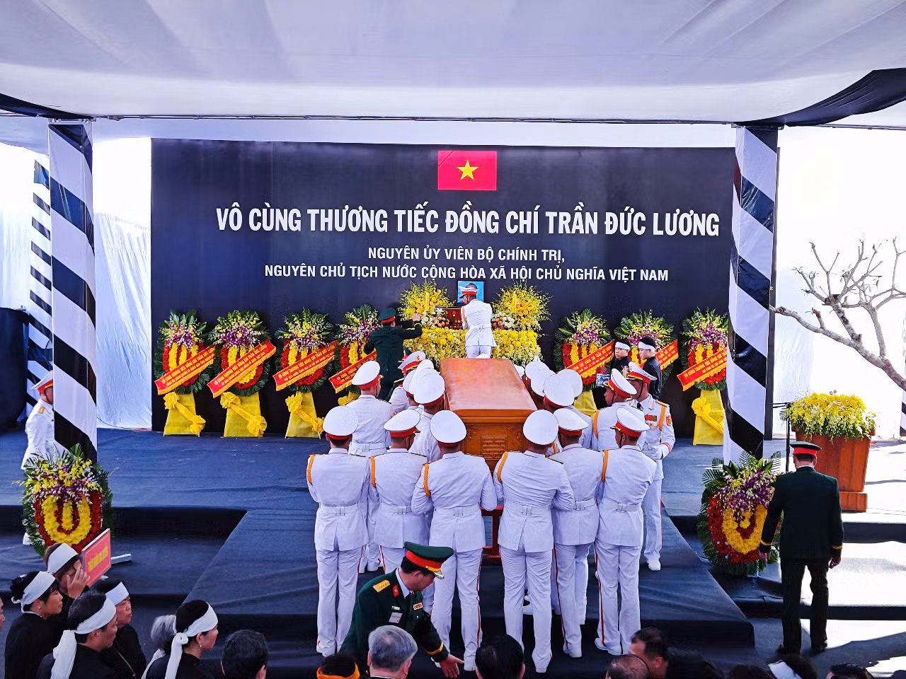 Toàn cảnh lễ an táng nguyên Chủ tịch nước Trần Đức Lương.