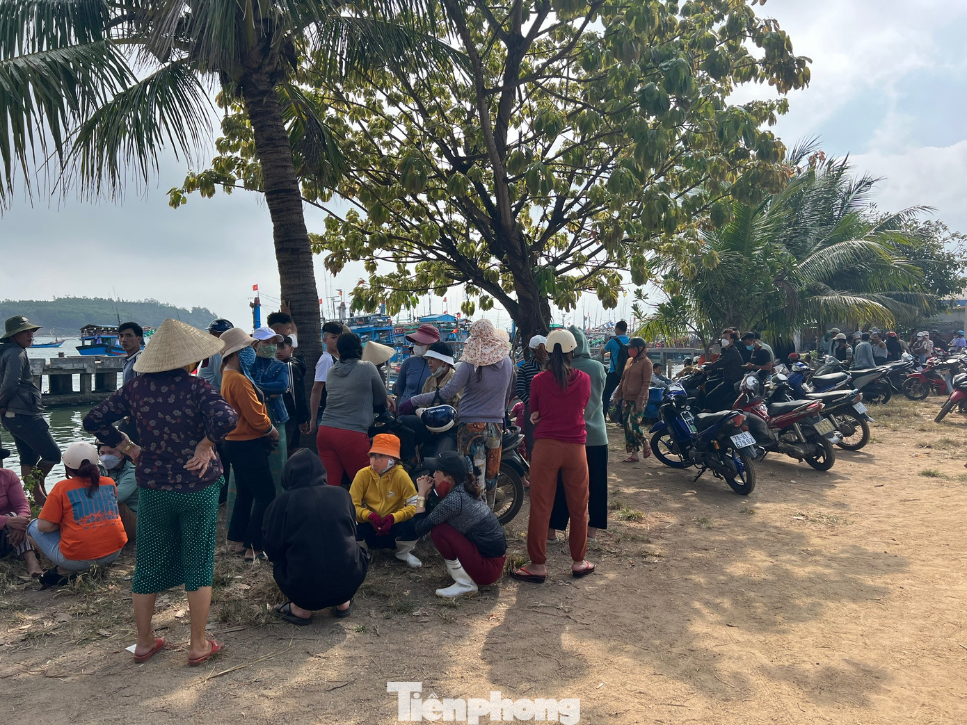 Người dân ngóng chờ tin tức các ngư dân mất tích. Người dân ngóng chờ tin tức các ngư dân mất tích.