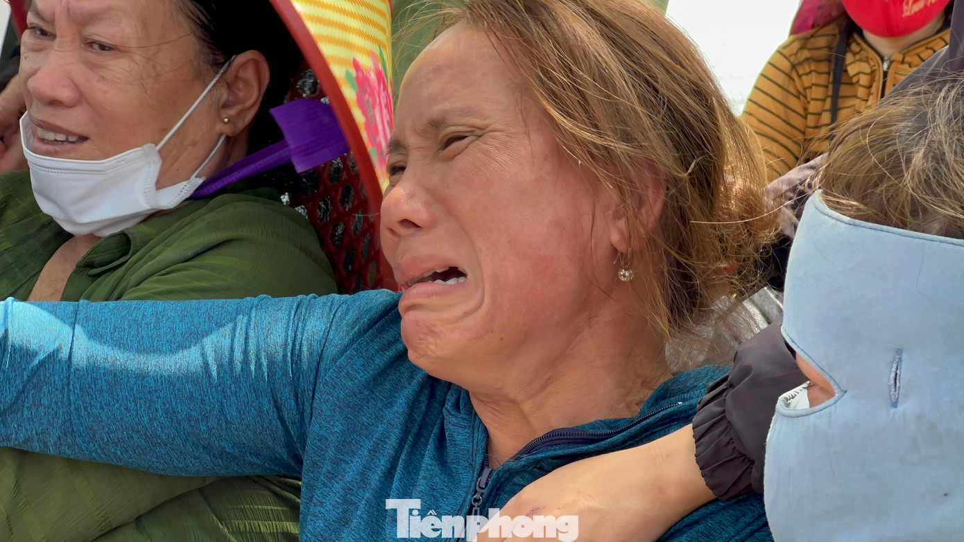 Bà Nguyễn Thị Xuân Thu, vợ ngư dân Nguyễn Thành khóc nấc khi hay tin tàu cá của chồng bị nạn và đang mất tích. Bà Nguyễn Thị Xuân Thu, vợ ngư dân Nguyễn Thành khóc nấc khi hay tin tàu cá của chồng bị nạn và đang mất tích.