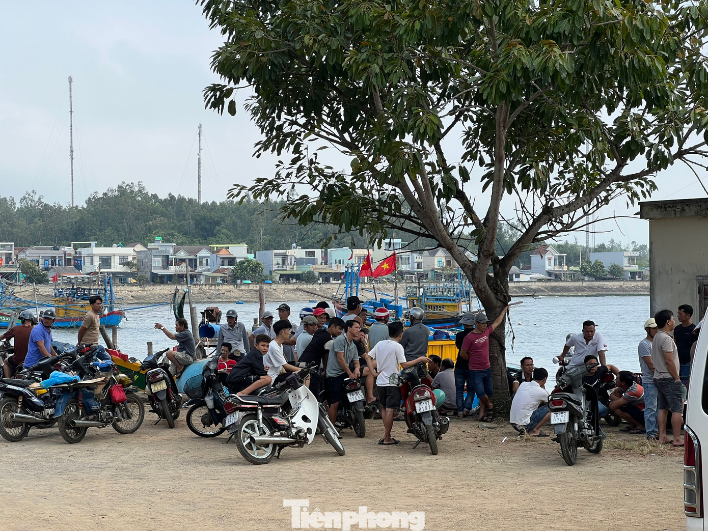 Người dân ngóng chờ tin tức các ngư dân mất tích. Người dân ngóng chờ tin tức các ngư dân mất tích.