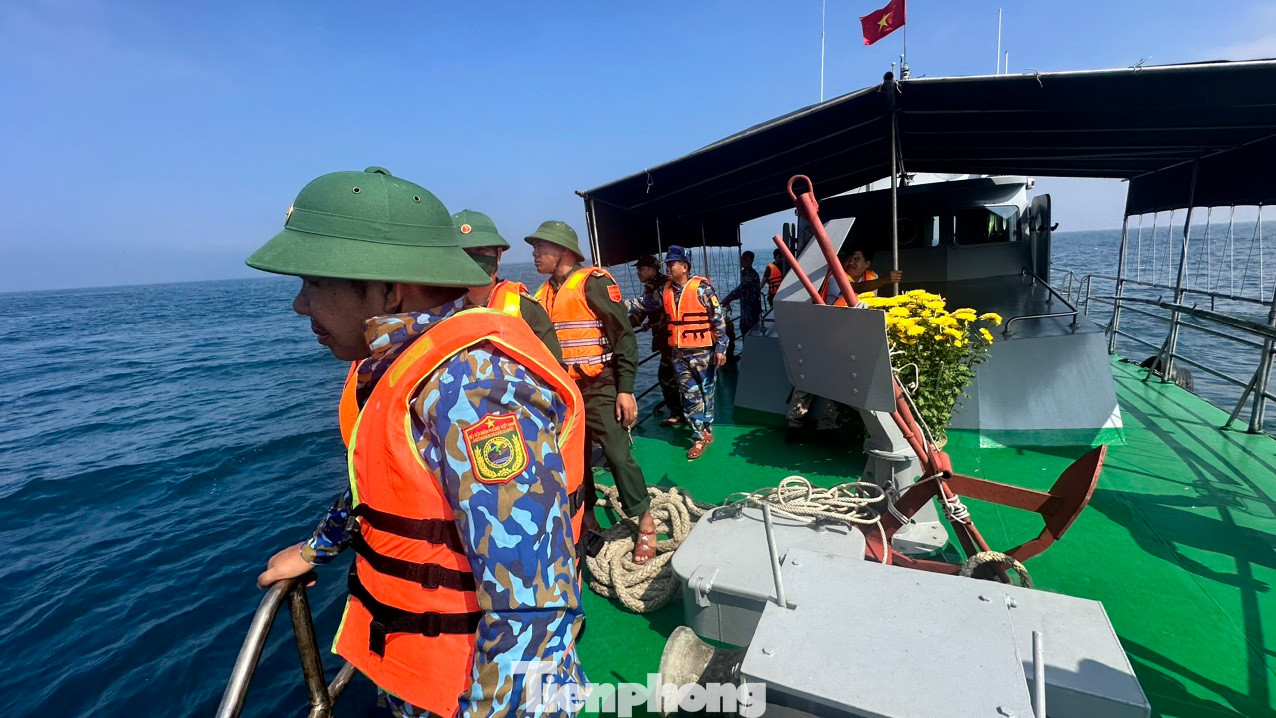 Lực lượng tìm kiếm cứu nạn BĐBP Quảng Ngãi tiếp tục mở rộng khu vực và nỗ lực tìm kiếm các nạn nhân mất tích. Lực lượng tìm kiếm cứu nạn BĐBP Quảng Ngãi tiếp tục mở rộng khu vực và nỗ lực tìm kiếm các nạn nhân mất tích.