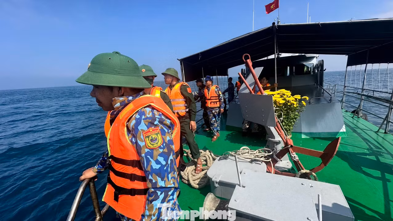 Lực lượng tìm kiếm cứu nạn BĐBP Quảng Ngãi tiếp tục mở rộng khu vực và nỗ lực tìm kiếm các nạn nhân mất tích.