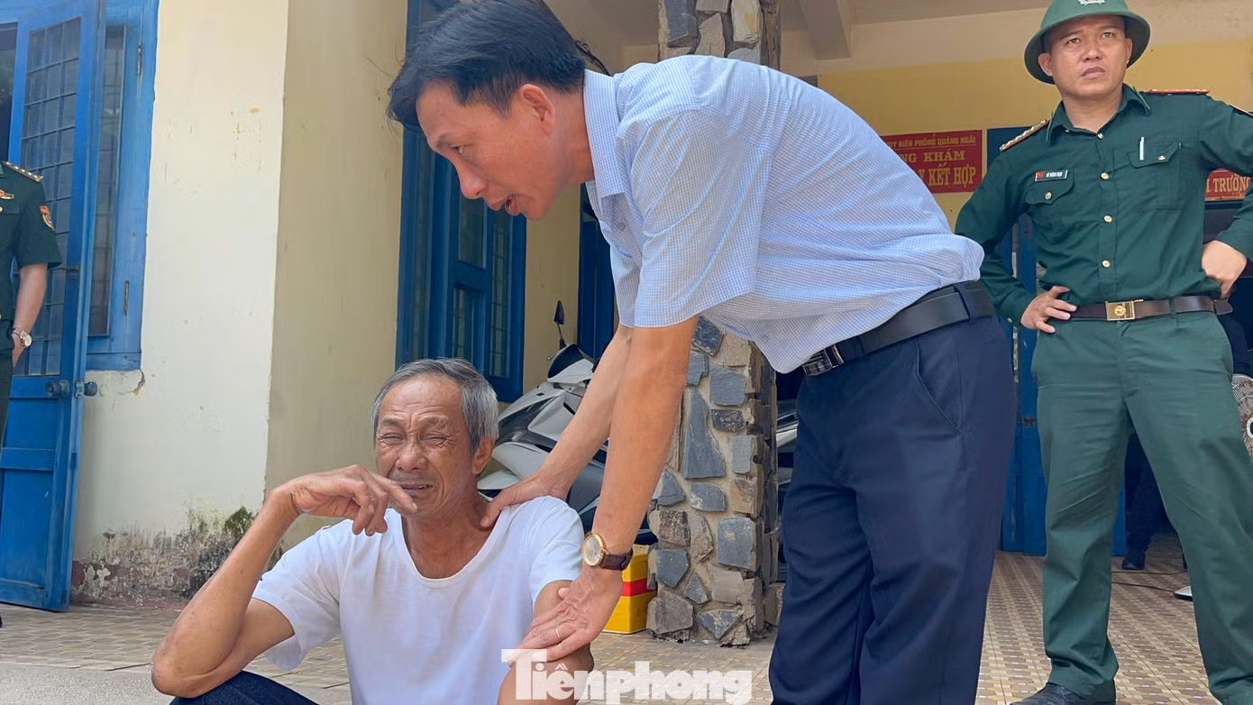 Ông Phan Văn Ninh, cha ngư dân Phan Văn Thành khóc nghẹn lúc chờ tin tức con trai đang mất tích ngoài biển.