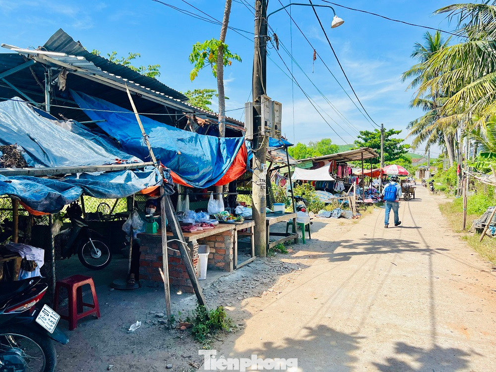 Chị Huỳnh Thị Ánh, một tiểu thương ở chợ Ga cho hay, chị kinh doanh nhỏ lẻ, mỗi sáng lên chợ buôn bán chỉ lãi tầm vài chục nghìn đồng. Trong khi địa phương ra giá thuê mặt bằng với giá rất cao và buộc phải nộp tiền một lần là không hợp lý. “Bà con mong chính quyền địa phương giảm giá cho thuê, đồng thời tiền thuê lô sạp nên đóng hằng tháng để tạo thuận lợi cho các tiểu thương…”, chị Ánh đề nghị.