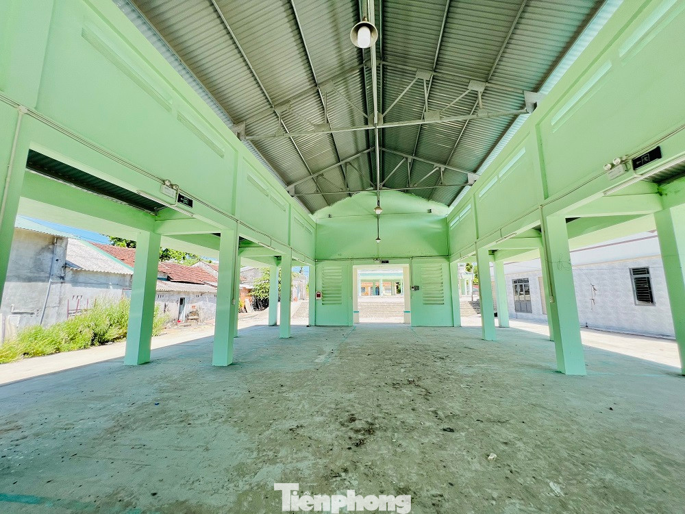 Theo chính quyền địa phương, khi chợ hoàn thành, xã cũng đã vận động tiểu thương vào kinh doanh và tổ chức đấu giá 2 lần vào năm 2023 cho 104 lô sạp. Mỗi lô có diện tích từ 4 đến 4,6m2. Thời hạn cho tiểu thương thuê là 5 năm, với giá từ 22 đến 25 triệu đồng/lô/5 năm, tiền thuê đóng một lần.