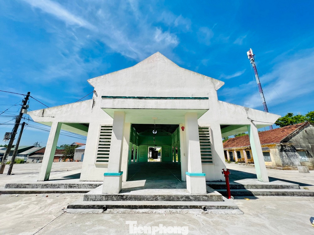 Ông Nguyễn Thành Vy - Chủ tịch UBND xã Tịnh Thọ cho biết, sau khi chợ hoàn thành, UBND xã đã tổ chức đấu giá theo quy định hai lần. Tuy nhiên, trong hai lần này, chỉ có 2 hộ đấu cho 3/104 lô sạp. Những hộ tiểu thương hiện buôn bán trong chợ cũ không tốn bất kỳ một khoản chi phí nào. Chợ Ga mới sau khi được đầu tư xây dựng và được công nhận là chợ hạng 3 nên phải tổ chức đấu giá.