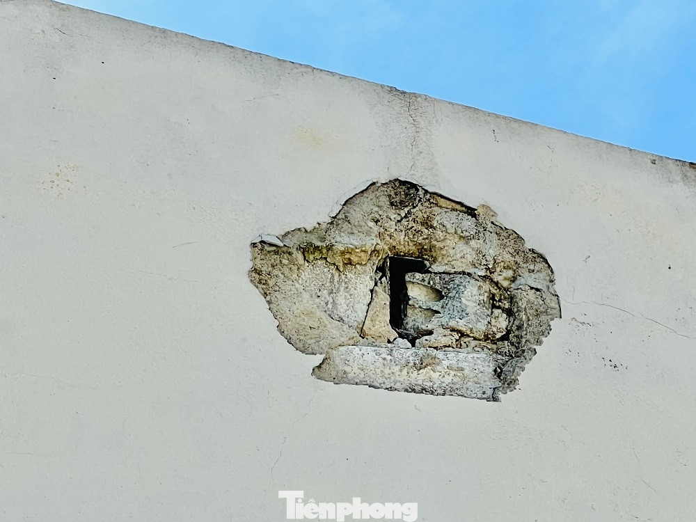 Xung quanh chợ, cỏ dại đã bắt đầu mọc và một số vị trí trên tường bị thấm mốc, xuống cấp.