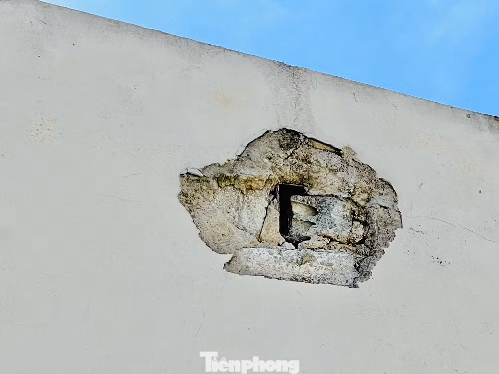 Xung quanh chợ, cỏ dại đã bắt đầu mọc và một số vị trí trên tường bị thấm mốc, xuống cấp.