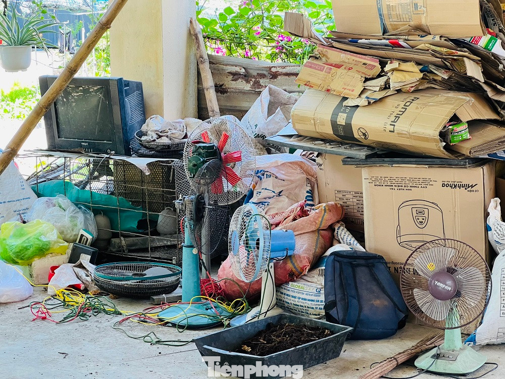 Thời gian qua, khu vực nhà lồng trở thành nơi phơi, chứa lông gà, vịt của người dân, còn xung quanh chợ cỏ dại mọc um tùm. Hỏi người dân địa phương, ai cũng xót của khi thấy cơ sở vật chất khu chợ nhiều năm nay vẫn trong tình trạng bị bỏ không, rất hoang phí...