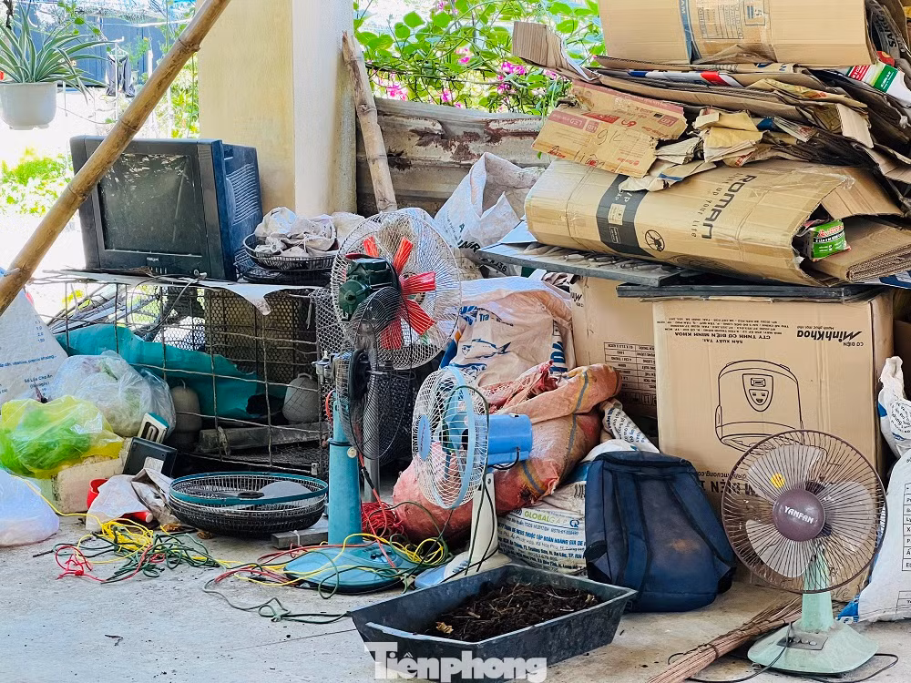 Thời gian qua, khu vực nhà lồng trở thành nơi phơi, chứa lông gà, vịt của người dân, còn xung quanh chợ cỏ dại mọc um tùm. Hỏi người dân địa phương, ai cũng xót của khi thấy cơ sở vật chất khu chợ nhiều năm nay vẫn trong tình trạng bị bỏ không, rất hoang phí...