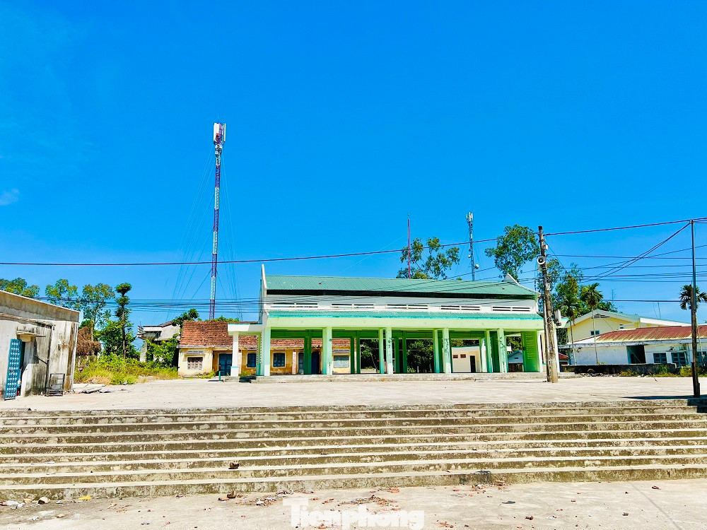 Theo đó, chợ Ga được xây dựng trên diện tích 4.000m2. Chợ bao gồm đầy đủ các hạng mục cần thiết cho hoạt động mua, bán tại địa phương. Dù đã hoàn thành từ cuối năm 2021, nhưng đến nay chợ Ga vẫn chưa có tiểu thương vào buôn bán.