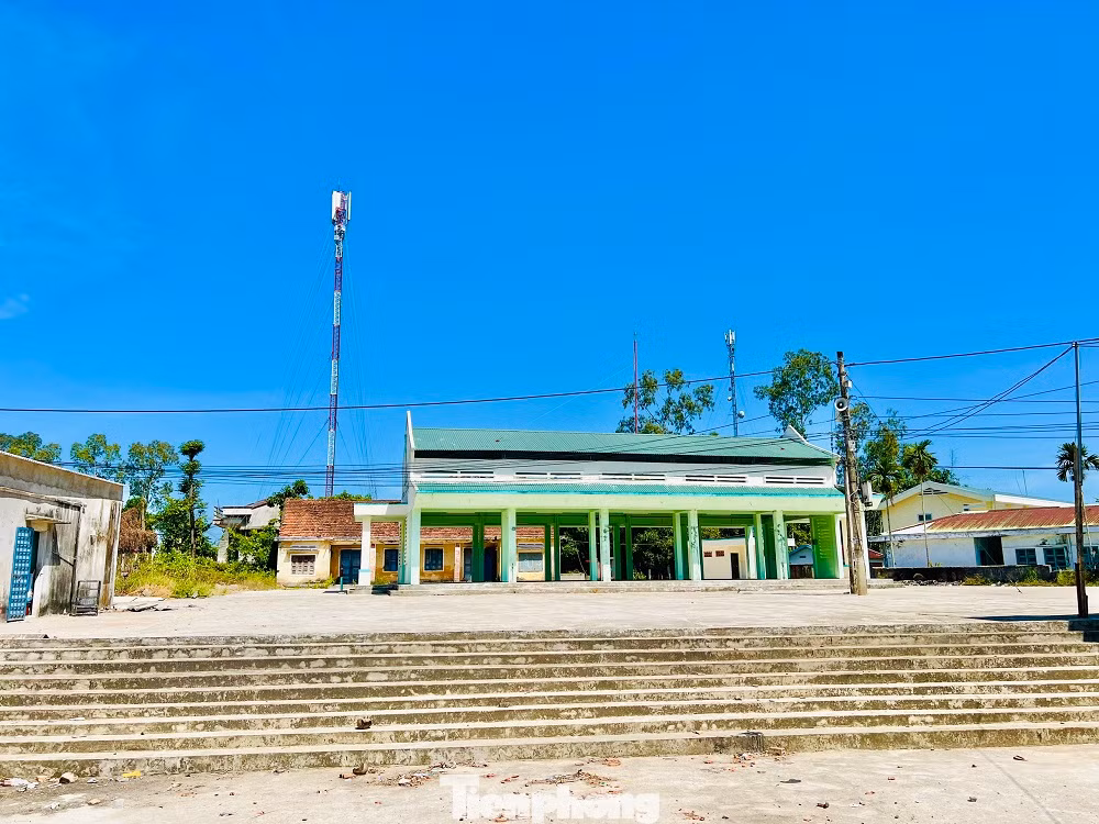 Theo đó, chợ Ga được xây dựng trên diện tích 4.000m2. Chợ bao gồm đầy đủ các hạng mục cần thiết cho hoạt động mua, bán tại địa phương. Dù đã hoàn thành từ cuối năm 2021, nhưng đến nay chợ Ga vẫn chưa có tiểu thương vào buôn bán.