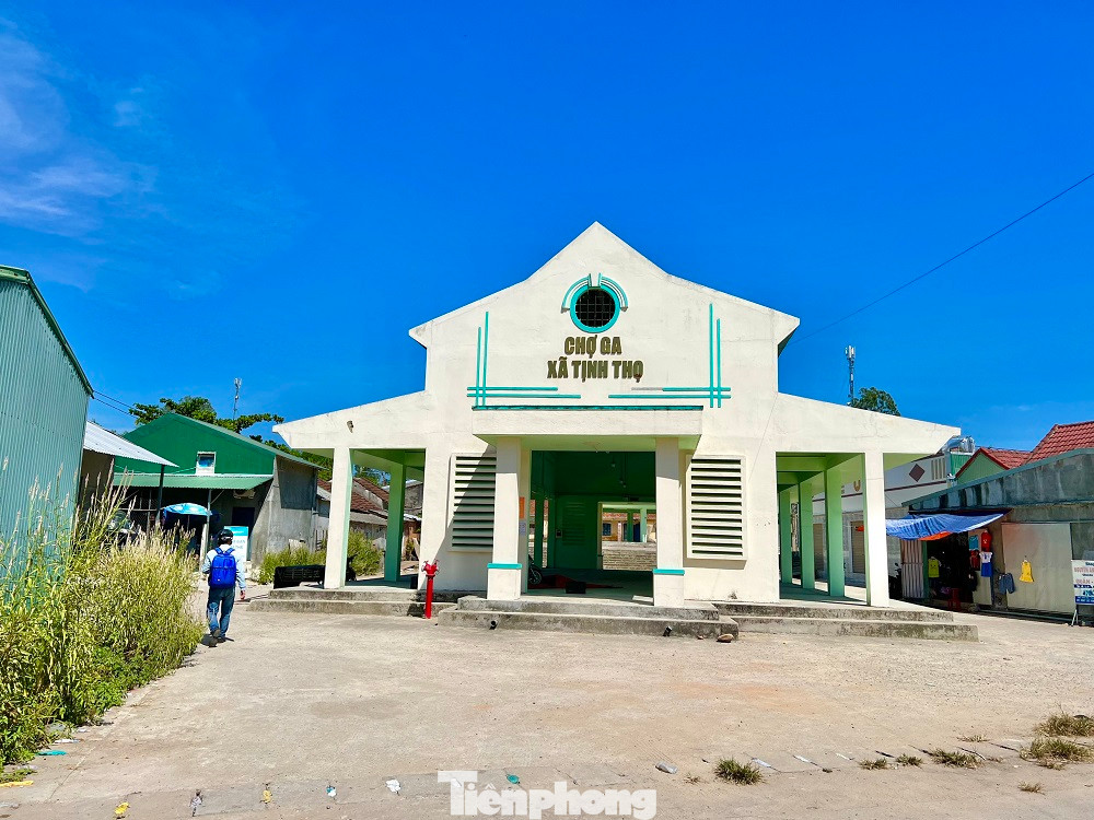 Ông Nguyễn Thành Vy - Chủ tịch UBND xã Tịnh Thọ cho biết, sau khi chợ hoàn thành, UBND xã đã tổ chức đấu giá theo quy định hai lần. Tuy nhiên, trong hai lần này, chỉ có 2 hộ đấu cho 3/104 lô sạp. Những hộ tiểu thương hiện buôn bán trong chợ cũ không tốn bất kỳ một khoản chi phí nào. Chợ Ga mới sau khi được đầu tư xây dựng và được công nhận là chợ hạng 3 nên phải tổ chức đấu giá.