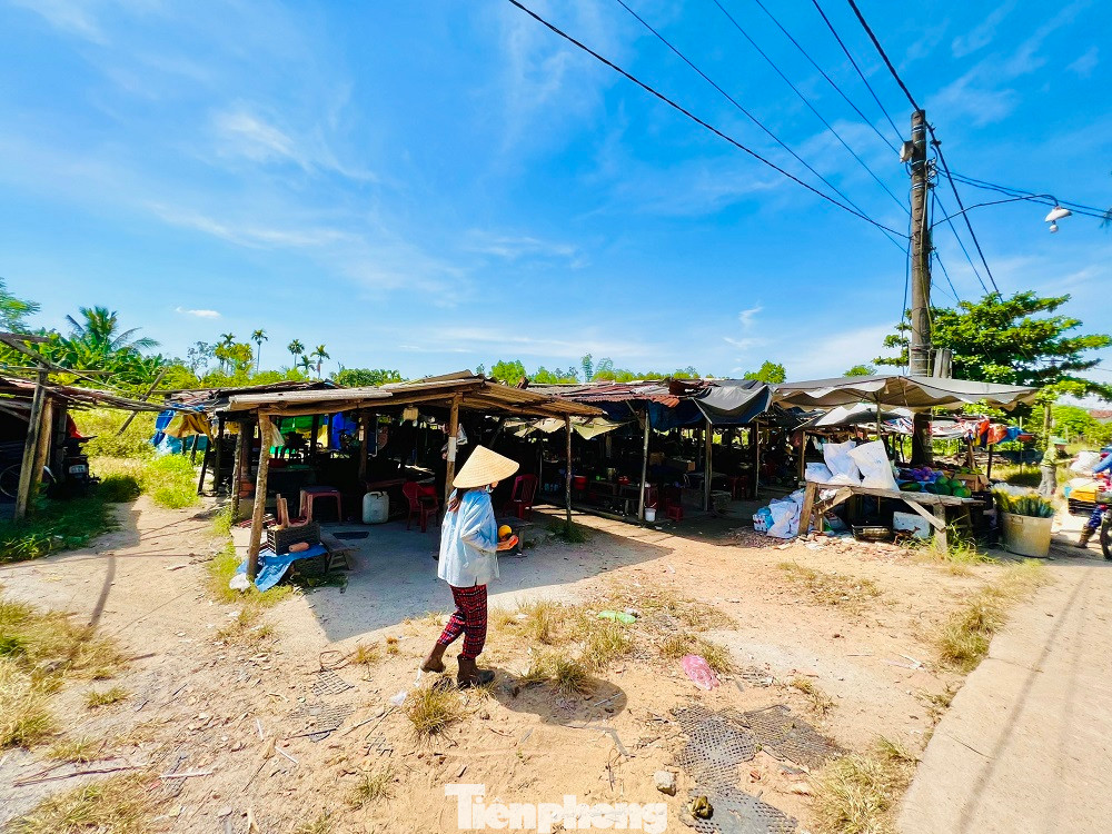 Trong khi chợ mới được đầu tư xây dựng khang trang, sạch sẽ lại bị bỏ hoang, cách đó không xa, hoạt động buôn bán tại khu chợ tạm lại diễn ra khá nhộn nhịp, dù các gian hàng được bày bán tạm bợ, ọp ẹp... Thậm chí, một số tiểu thương còn lấn chiếm lòng, lề đường để buôn bán.