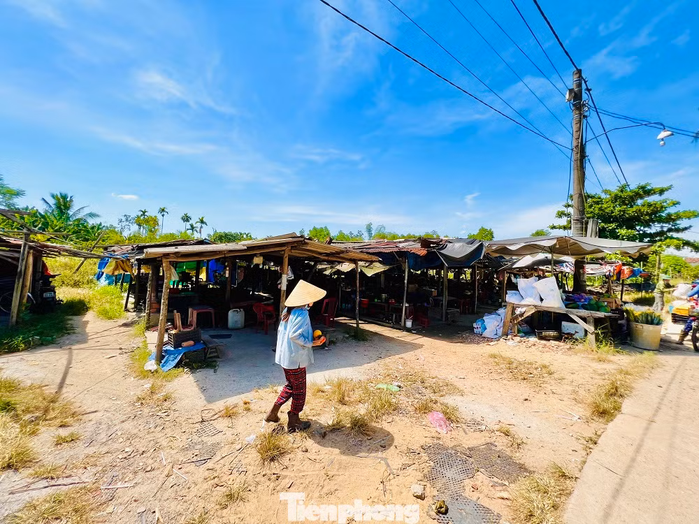 Trong khi chợ mới được đầu tư xây dựng khang trang, sạch sẽ lại bị bỏ hoang, cách đó không xa, hoạt động buôn bán tại khu chợ tạm lại diễn ra khá nhộn nhịp, dù các gian hàng được bày bán tạm bợ, ọp ẹp... Thậm chí, một số tiểu thương còn lấn chiếm lòng, lề đường để buôn bán.