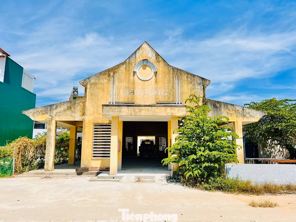 Không chỉ chợ xây dựng từ nguồn kinh phí của Nhà nước mà chợ vận động từ nguồn xã hội hóa cũng đang rơi vào tình trạng “tiến thoái lưỡng nan”. Điển hình như chợ Nghĩa Phương (xã Nghĩa Phương, huyện Tư Nghĩa).