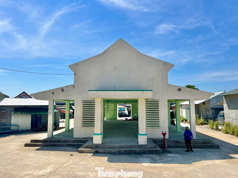 Nhằm đáp ứng nhu cầu kinh doanh, buôn bán, phục vụ đời sống người dân cũng như thực hiện chỉ tiêu xây dựng xã nông thôn mới, xã Tịnh Thọ (huyện Sơn Tịnh, tỉnh Quảng Ngãi) đã đầu tư 4 tỉ đồng để xây dựng chợ Ga. Tuy nhiên, hiện nay chợ sau khi xây dựng khang trang lại để không gây lãng phí nguồn ngân sách, bức xúc cho người dân.