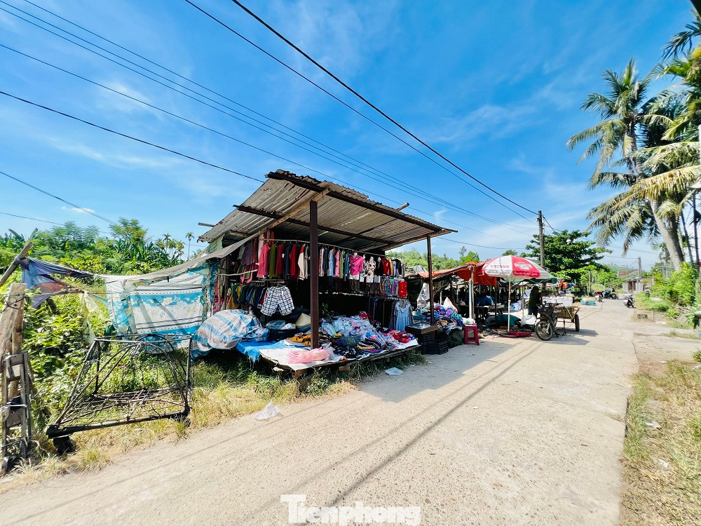 Trong khi chợ mới được đầu tư xây dựng khang trang, sạch sẽ lại bị bỏ hoang, cách đó không xa, hoạt động buôn bán tại khu chợ tạm lại diễn ra khá nhộn nhịp, dù các gian hàng được bày bán tạm bợ, ọp ẹp... Thậm chí, một số tiểu thương còn lấn chiếm lòng, lề đường để buôn bán.